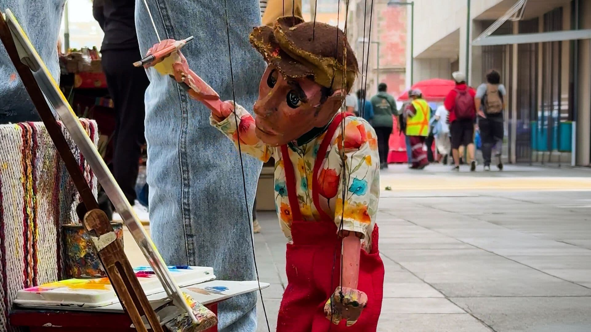 Morionet, la Marioneta que Sorprende al Pintar al Óleo en el Centro Histórico