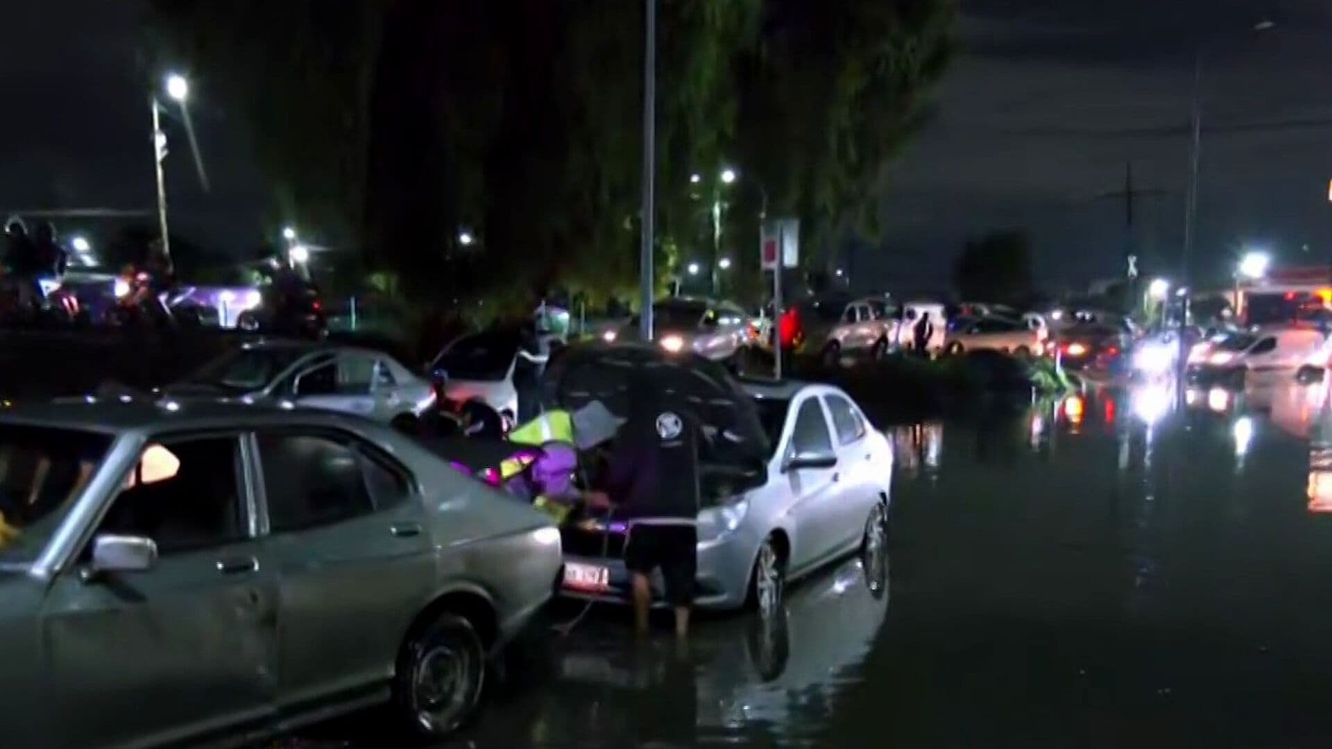 Inundación Deja al Menos Cuatro Vehículos Varados en Avenida Central, Ecatepec