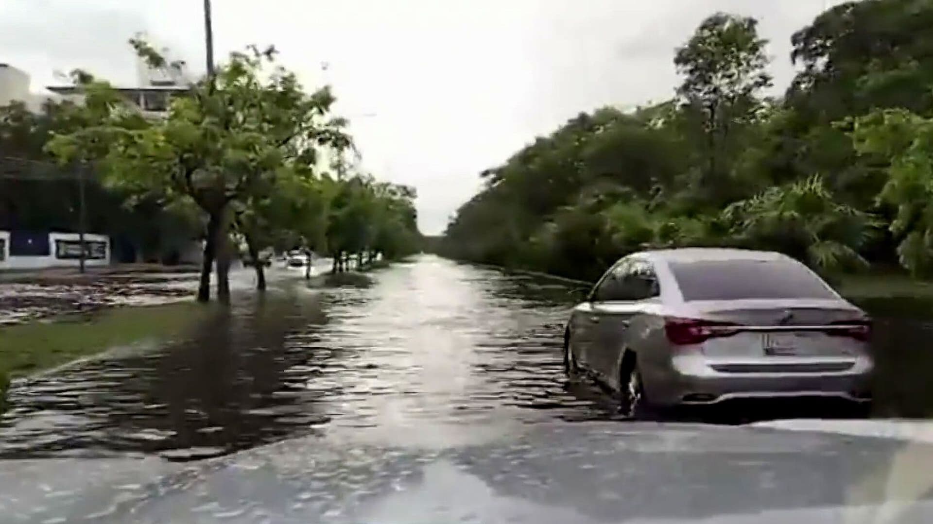 Intensas Lluvias Provocan Severas Inundaciones en Principales Avenidas de Cancún