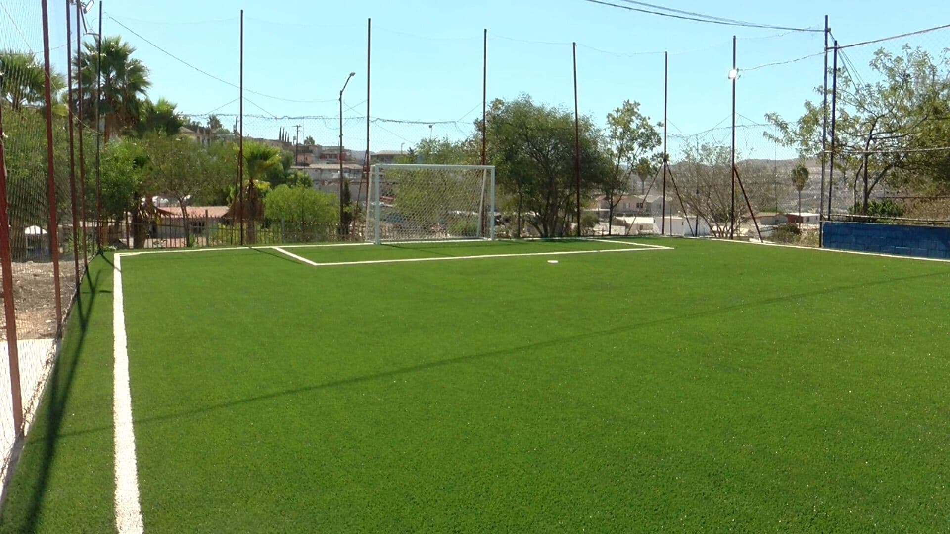 Construyen Cancha de Fútbol para Secundaria en Cerro Colorado en Tijuana, BC