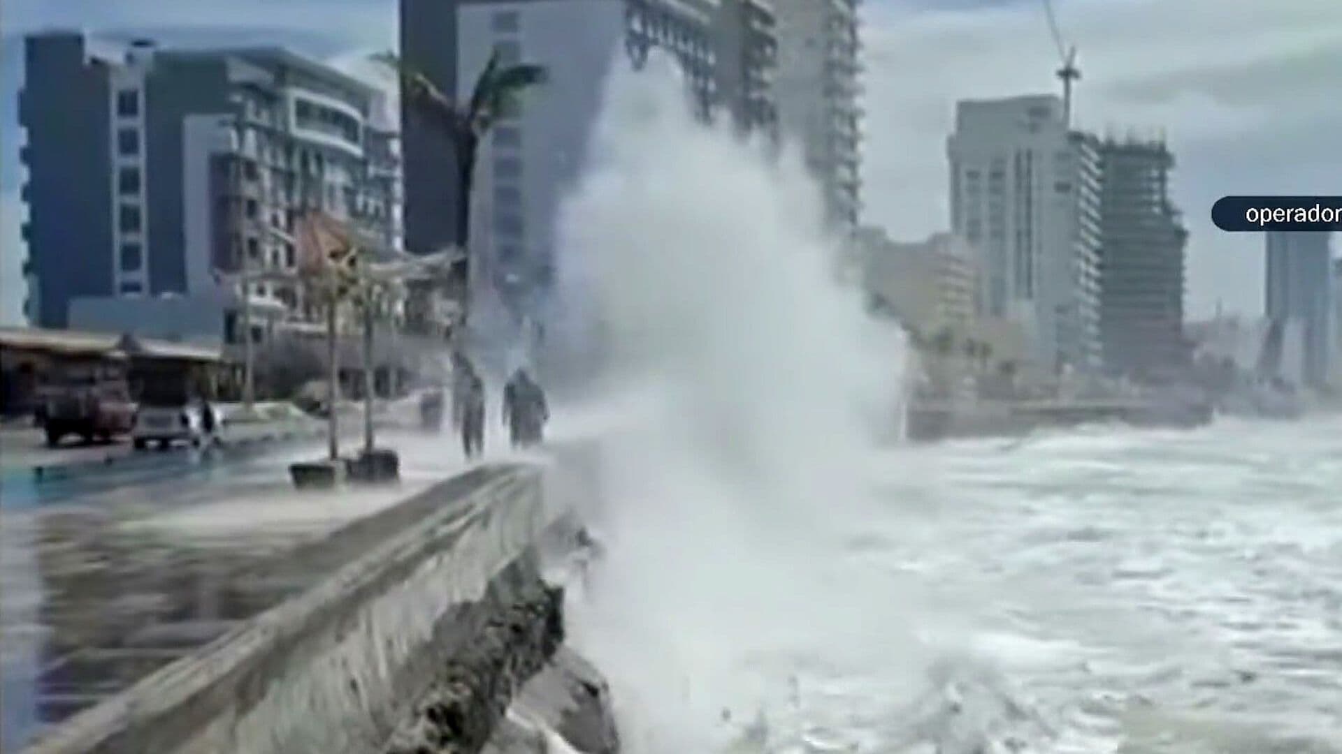 Remanentes Ciclónicos Dejan Oleaje, Daños e Inundaciones en Varios Estados de México