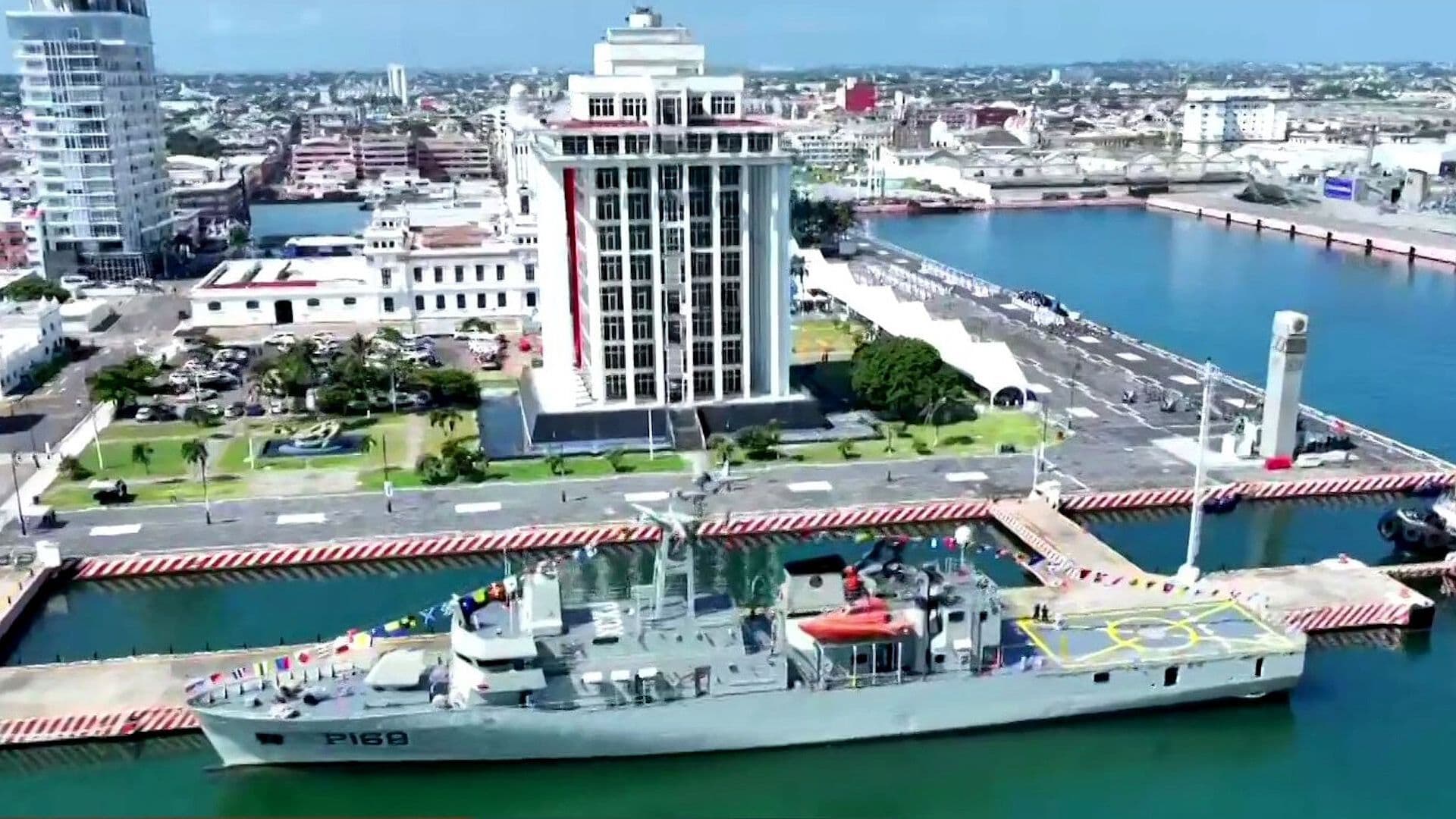 Claudia Sheinbaum Arriba a la Macroplaza de Veracruz por Aniversario de la Armada