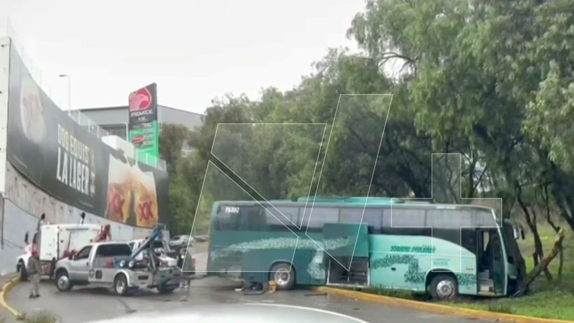 Camión Derrapa por Pavimento Mojado y Choca contra Camellón en Lomas Verdes, Naucalpan