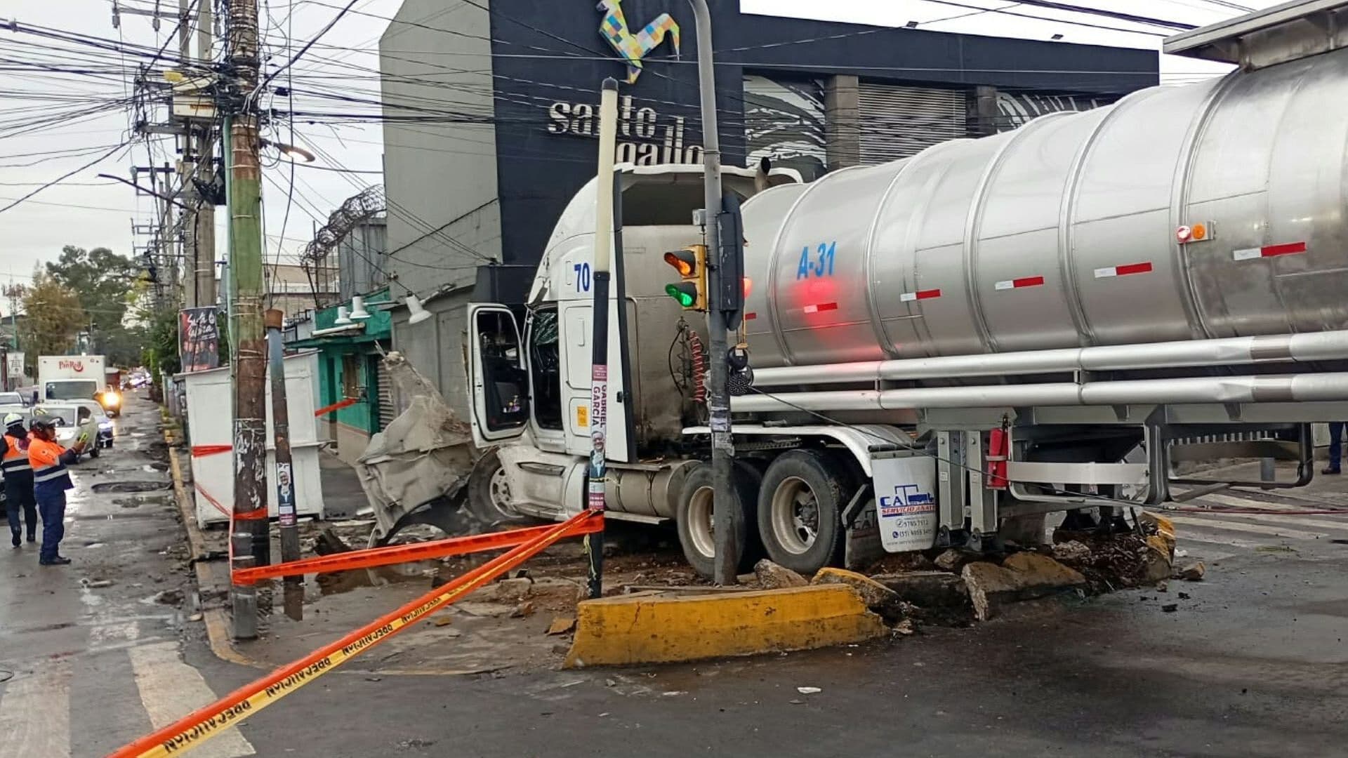 Pipa de Agua se Impacta contra Fachada de Negocio en Iztapalapa, CDMX