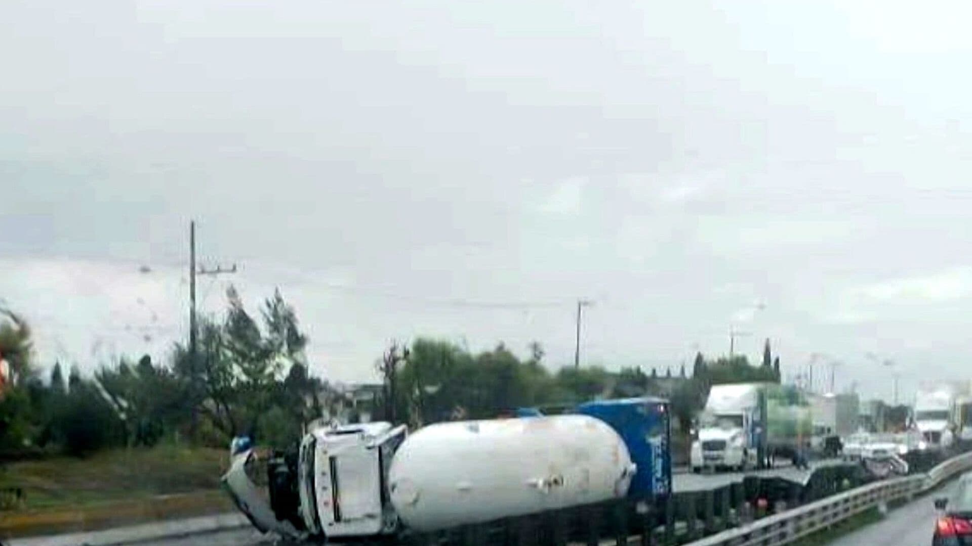 Accidentes en Carreteras Dejan un Muerto, Heridos y Cierres Viales en Cuatro Estados