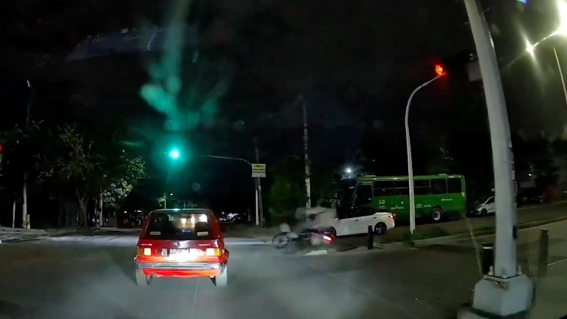 Cámara Capta Fuerte Choque entre Motociclistas tras Pasarse un Alto en Zapopan