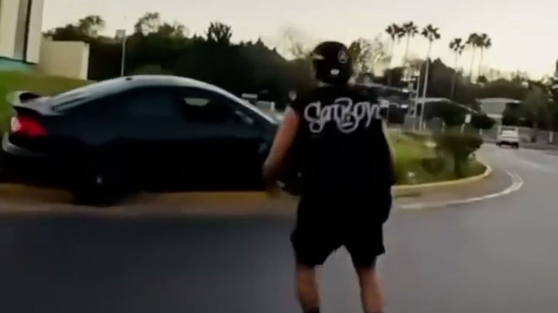 Automovilista Embiste a Corredor y Trata de Escapar