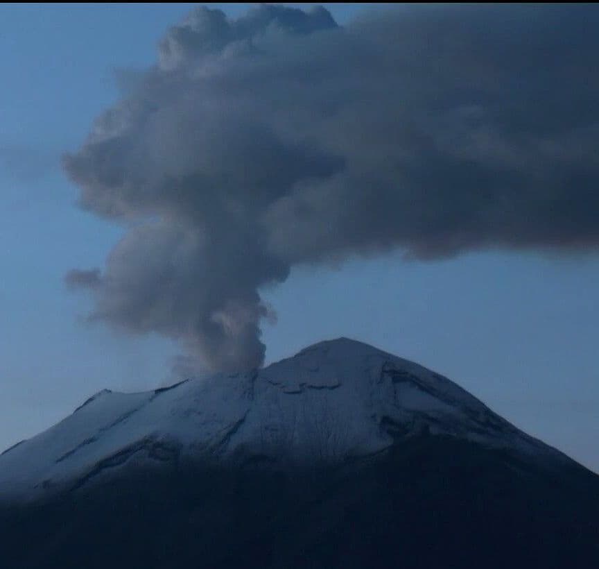 Así Amanece el Popocatépetl este Lunes: el Volcán Emite una Fumarola