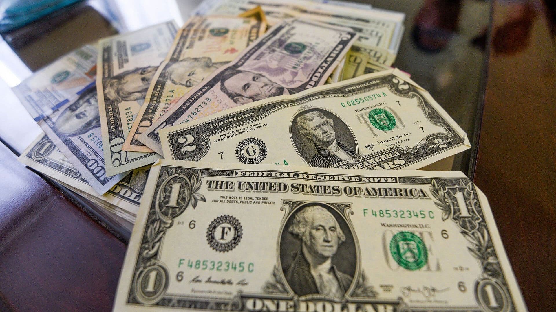 Dólar Se Mantiene en los 18 Pesos por Política Monetaria y Precios del Petróleo