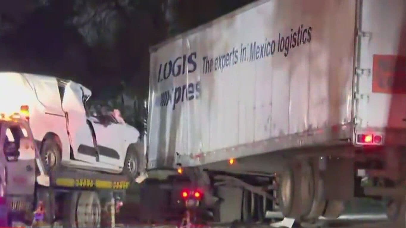 Choque Entre Tráiler y Camioneta Particular Sobre la Carretera a Chapala