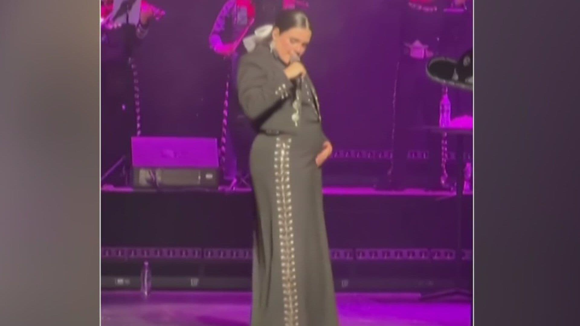 Camila Fernández Revela Durante Concierto que Espera a su Segundo Bebé