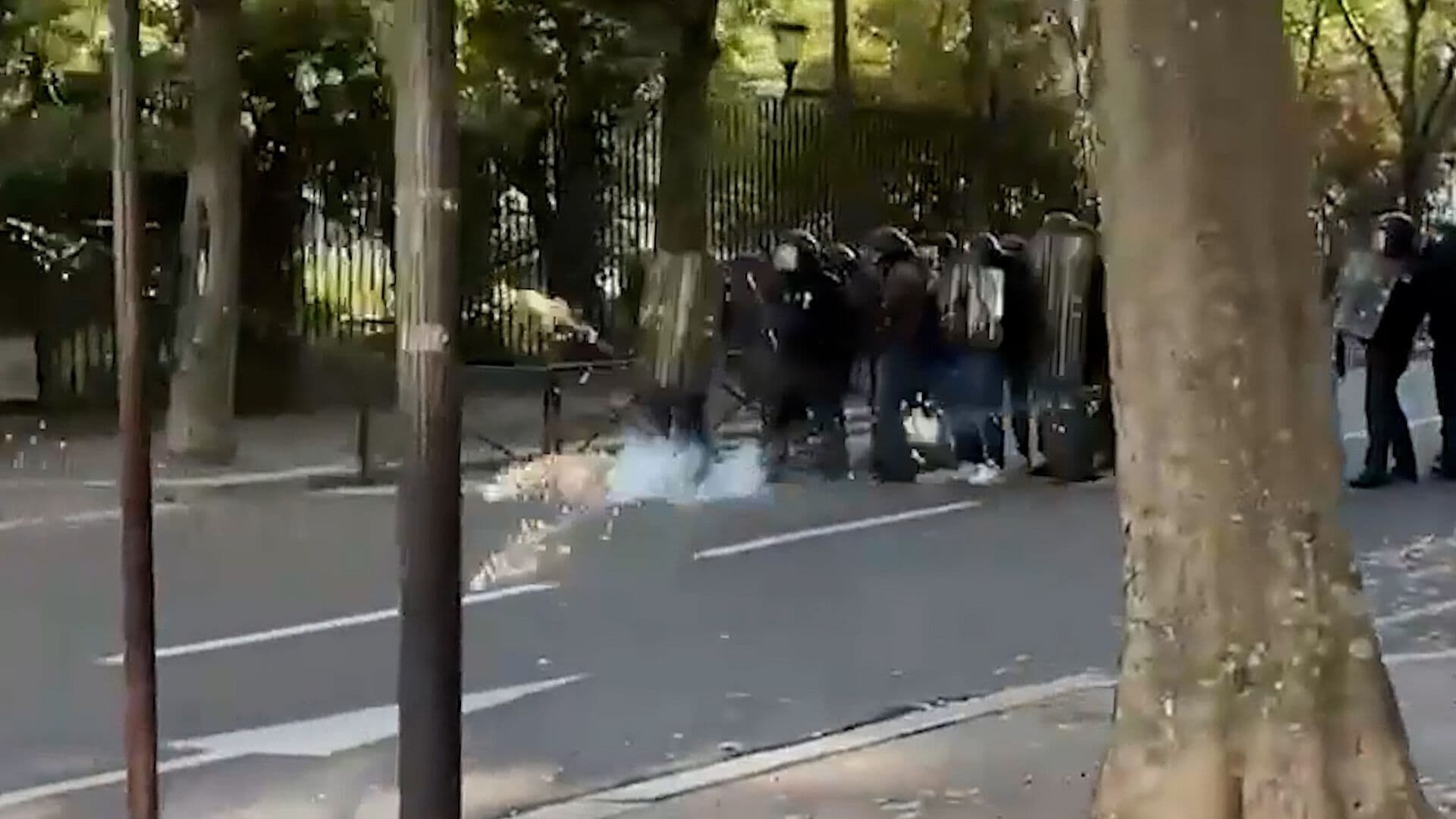 Estudiantes Enfrentan a Policías Usando Pirotecnia en París