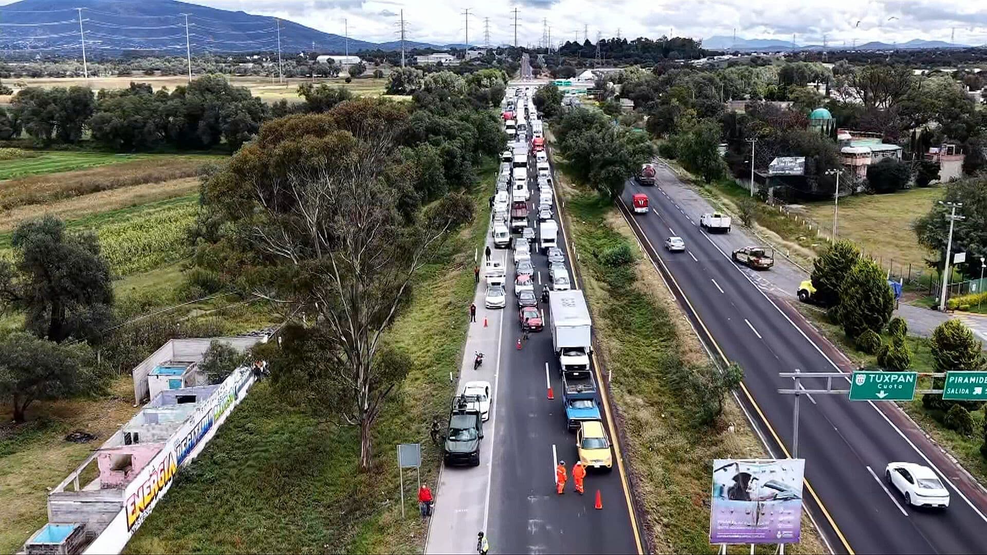 México-Pirámides Desde el Aire: Volcadura de Pipa Paraliza la Circulación