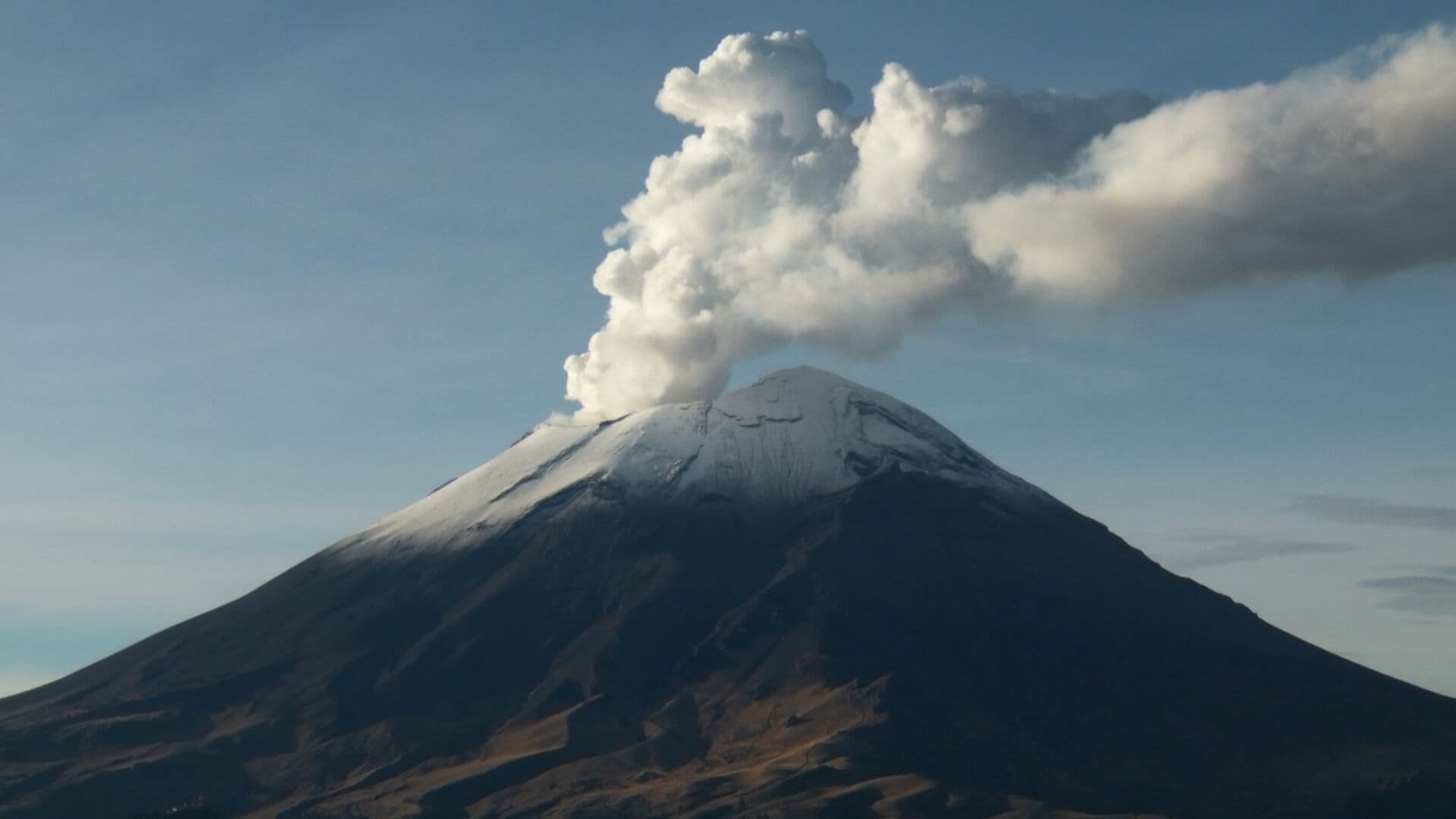 El Volcán Popocatépetl Amaneció Lanzando una Fumarola de Vapor y Ceniza