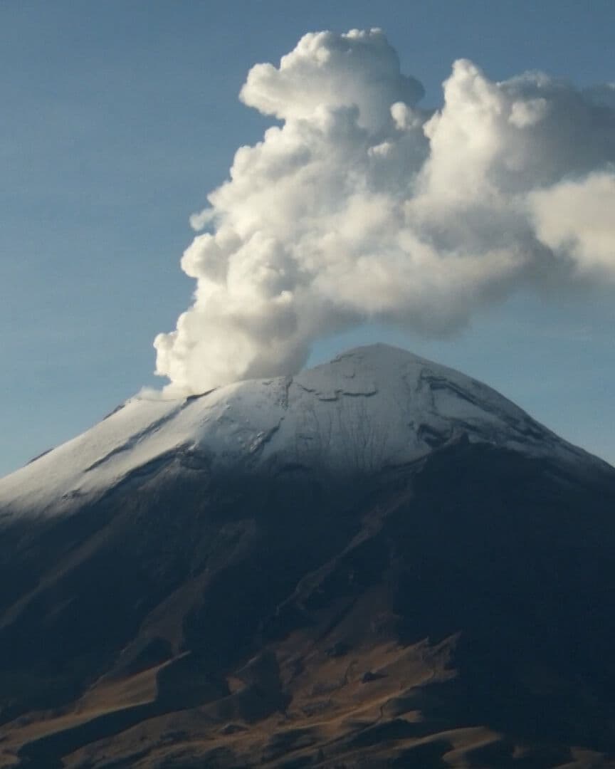 El Volcán Popocatépetl Amaneció Lanzando una Fumarola de Vapor y Ceniza