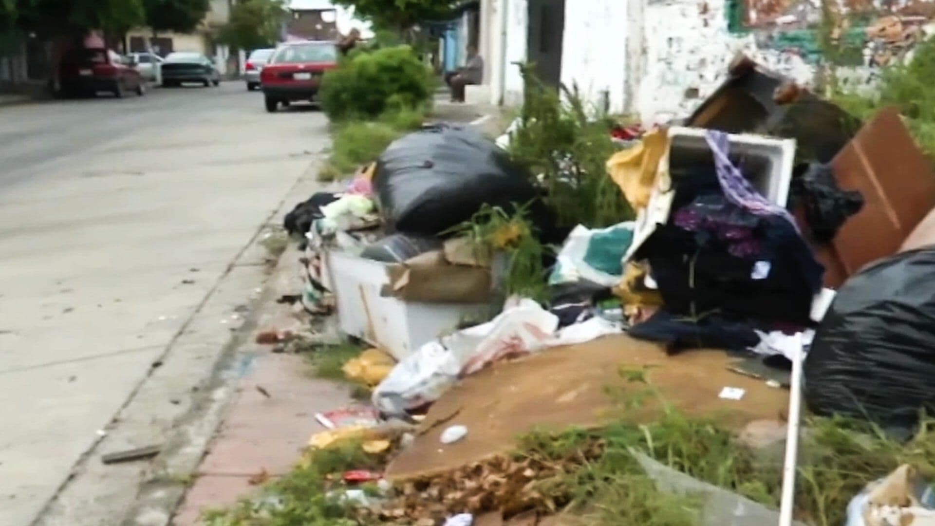 Tiran de Todo en Calles de la Colonia Los Olivos en León; Piden Apoyo a las Autoridades