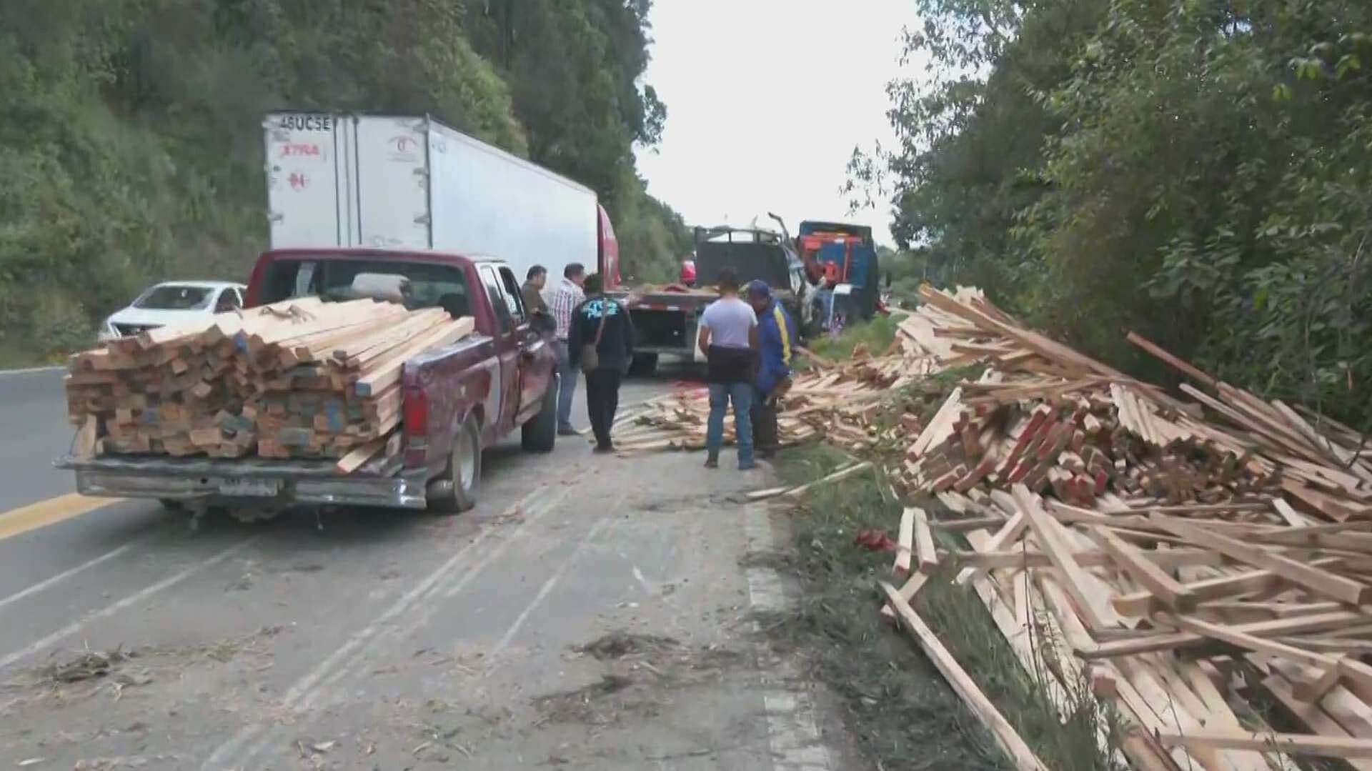 Tráiler Vuelca con Cientos de Polines de Madera en la Naucalpan-Toluca