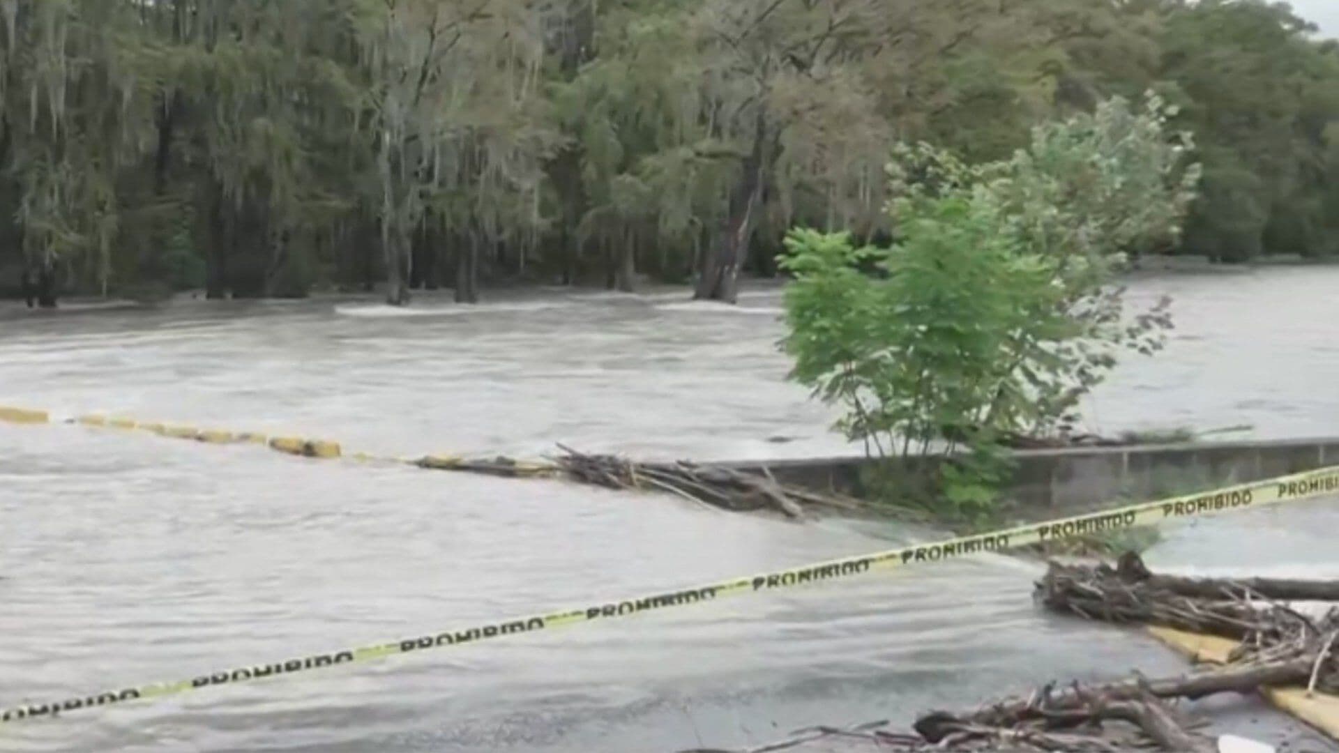 Creciente del Río Ramos Provoca Cierre del Puente La Peñita en Montemorelos, NL