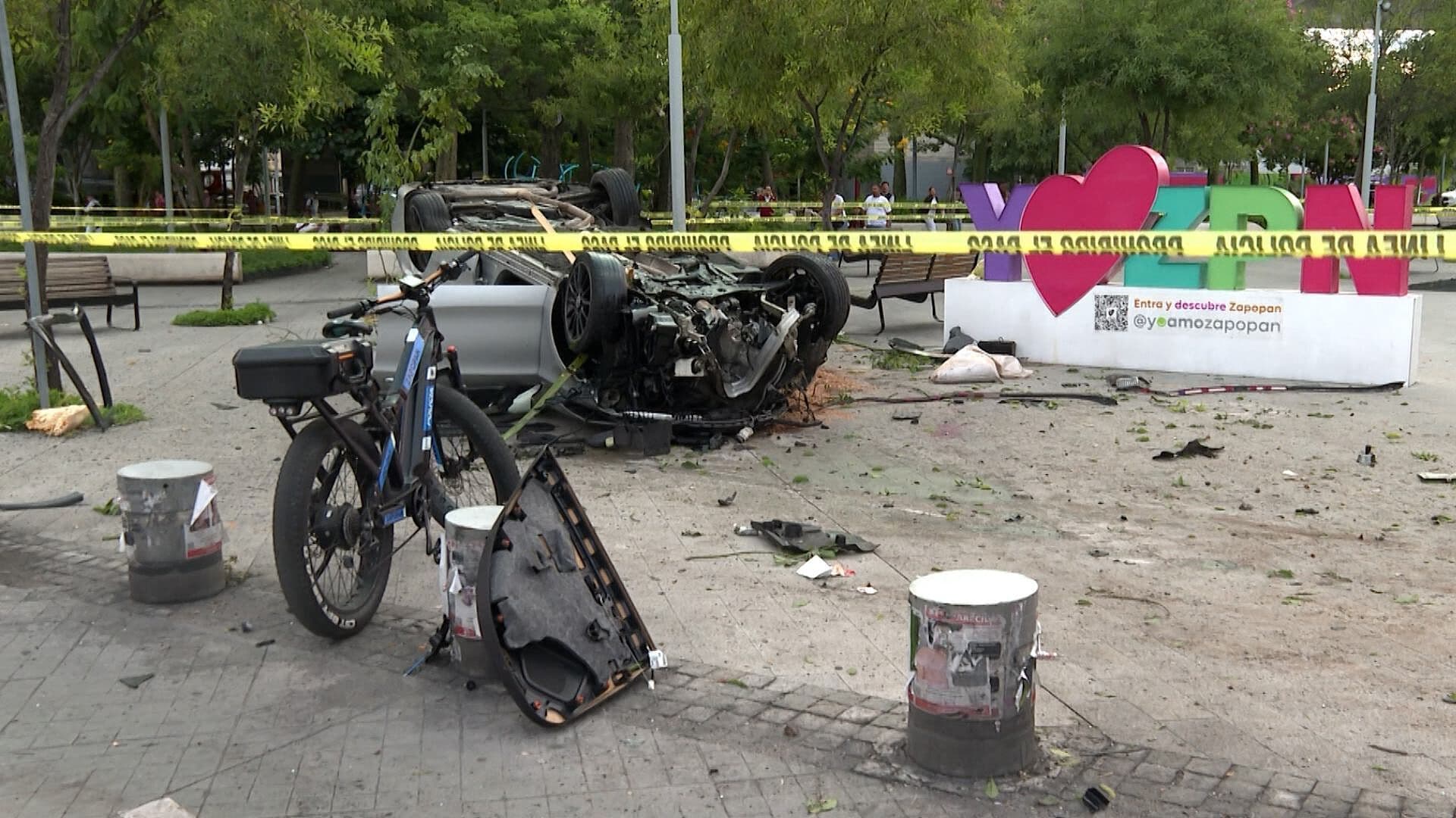 Auto Vuelca y Queda Destrozado en el Centro de Zapopan; Dos Jóvenes Sobrevivieron