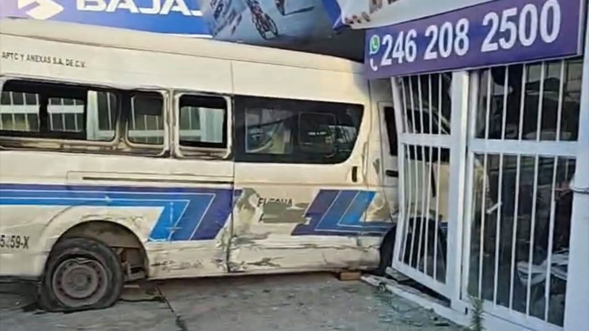 Choque Accidente Camioneta Van Ruta Flecha Azul 29 e Independencia Tlaxcala