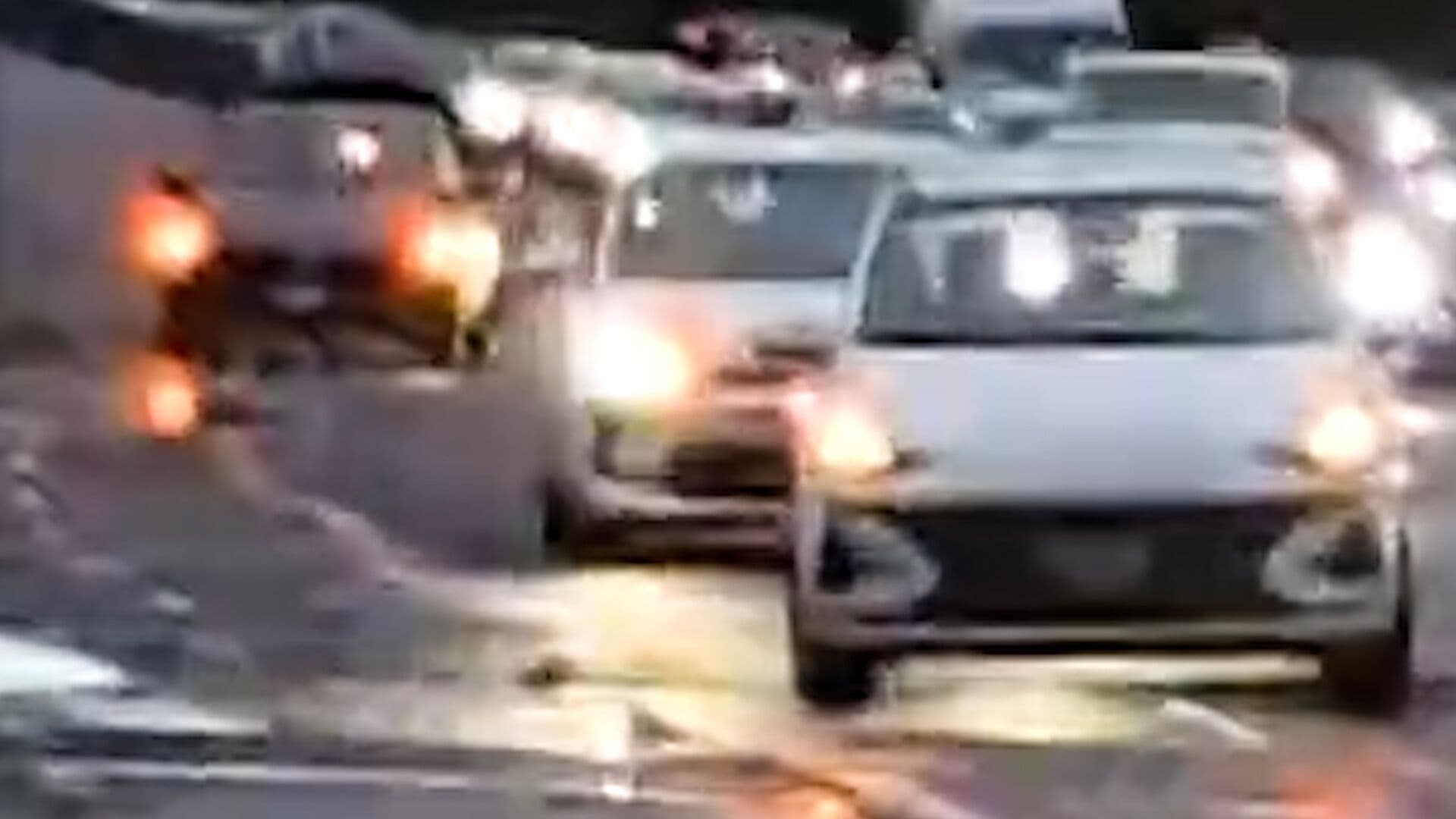 Diez Autos Caen en el Mismo Bache en Monterrey, Nuevo León