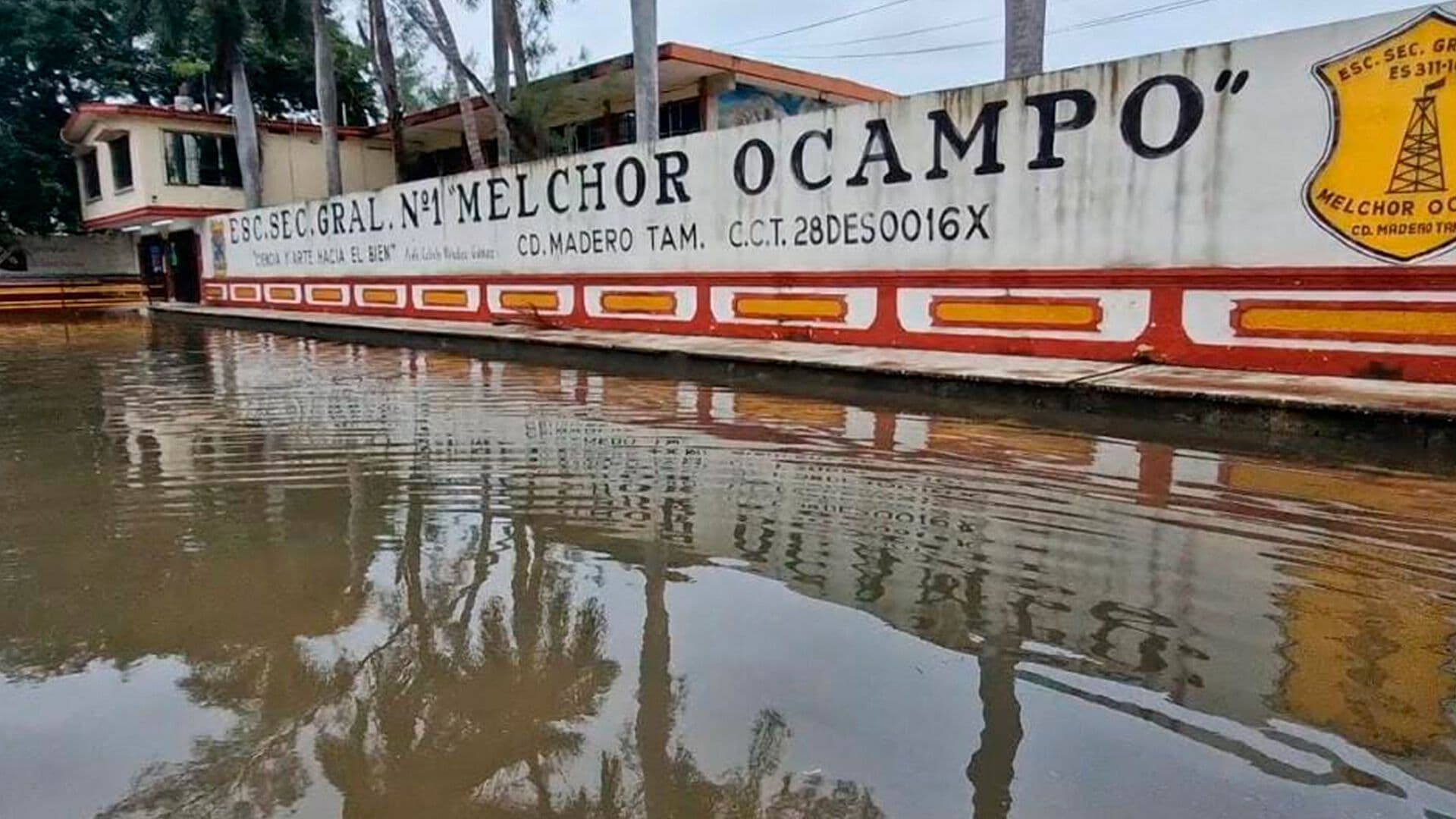 Lluvias Provocan Encharcamientos en Acceso Principal de Secundaria 1 en Ciudad Madero