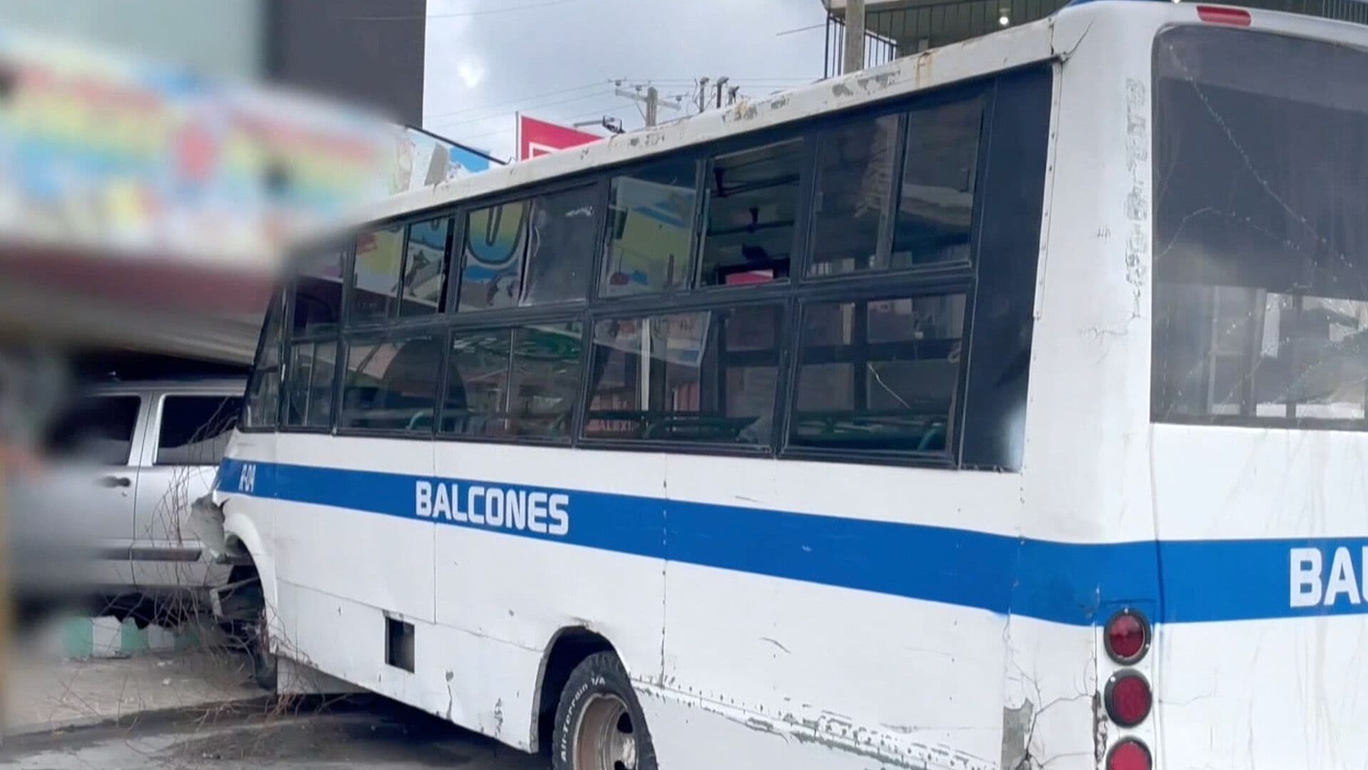 Transporte Colectivo Choca contra Vehículos y Negocio en Reynosa, Tamaulipas