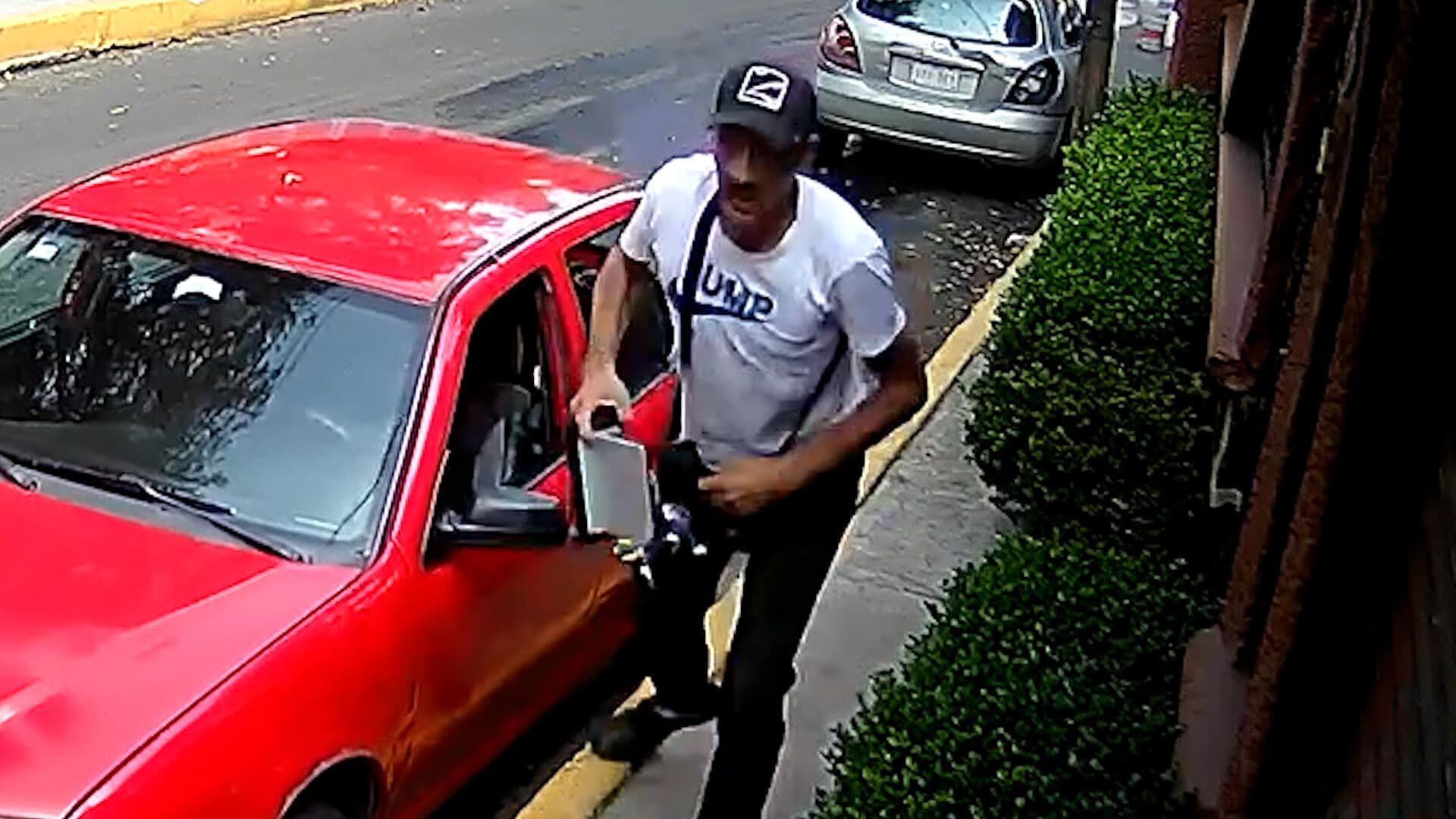 Sujeto Roba Estéreo de Auto en Álvaro Obregón, CDMX
