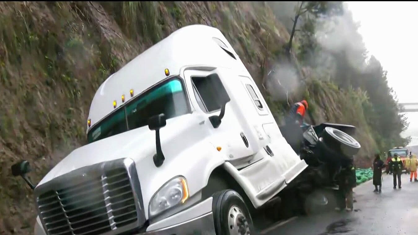 Volcadura de Camión con Carga de Chile Complica Tránsito en la México-Toluca