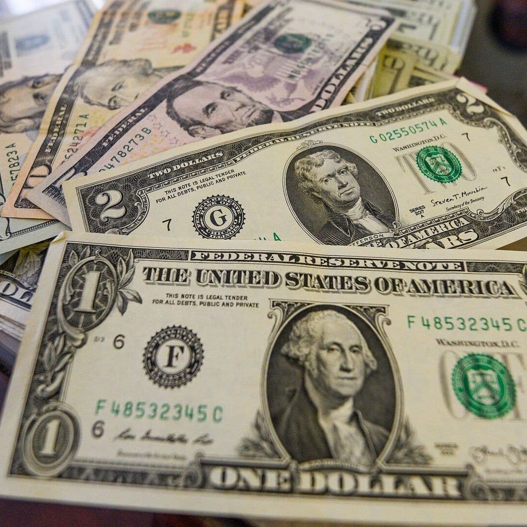 Dólar Hoy Retrocede por Debajo de los 18 Pesos por Volatilidad del Mercado