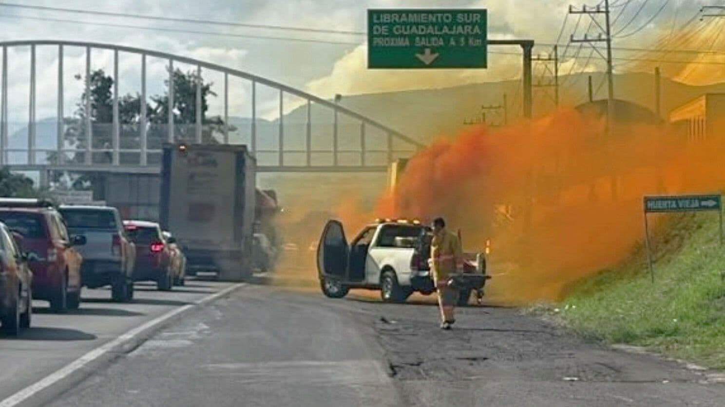 Fuga de Ácido Nítrico Cierra Carretera Guadalajara-Chapala Hoy; Atienden Derrame