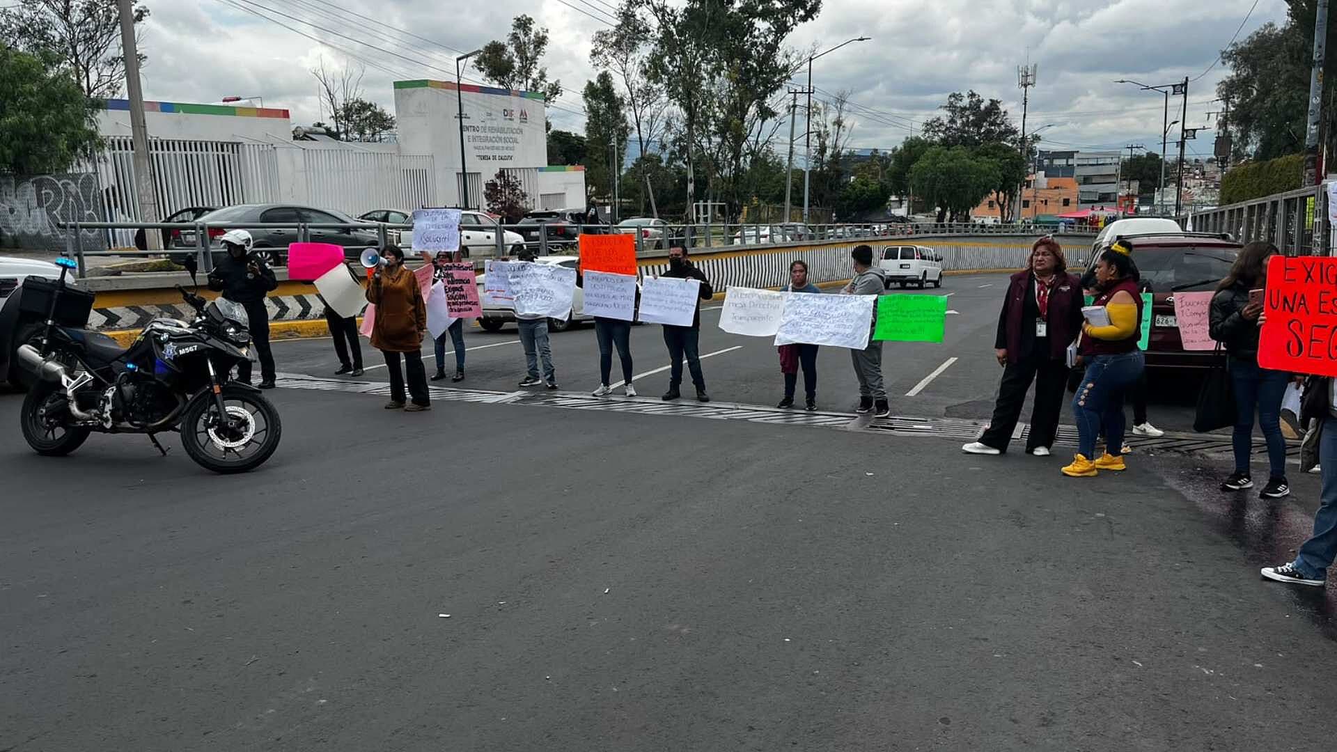 Padres Bloquean Calzada de los Remedios en Naucalpan; Exigen Destitución de Directora