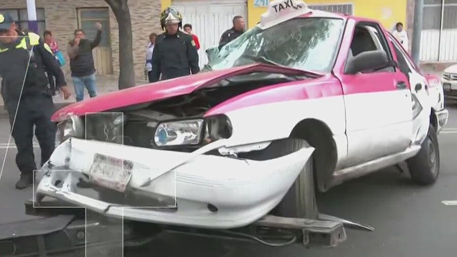 Aparatoso Accidente Hoy en la Venustiano Carranza: Taxi Choca Contra un Árbol y Deja Dos Heridos