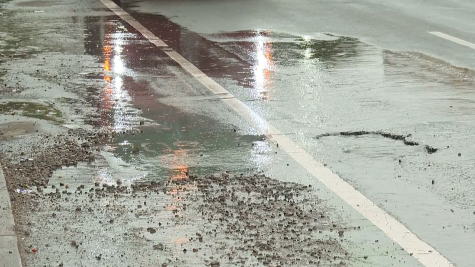 Reportan Fuga de Agua de Más de Una Semana en Colonia Olivares de Hermosillo