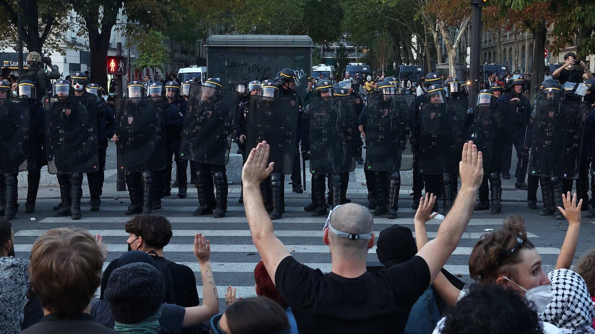 Estudiantes y Profesores Marchan en París, Francia, para Exigir Mejoras Educativas