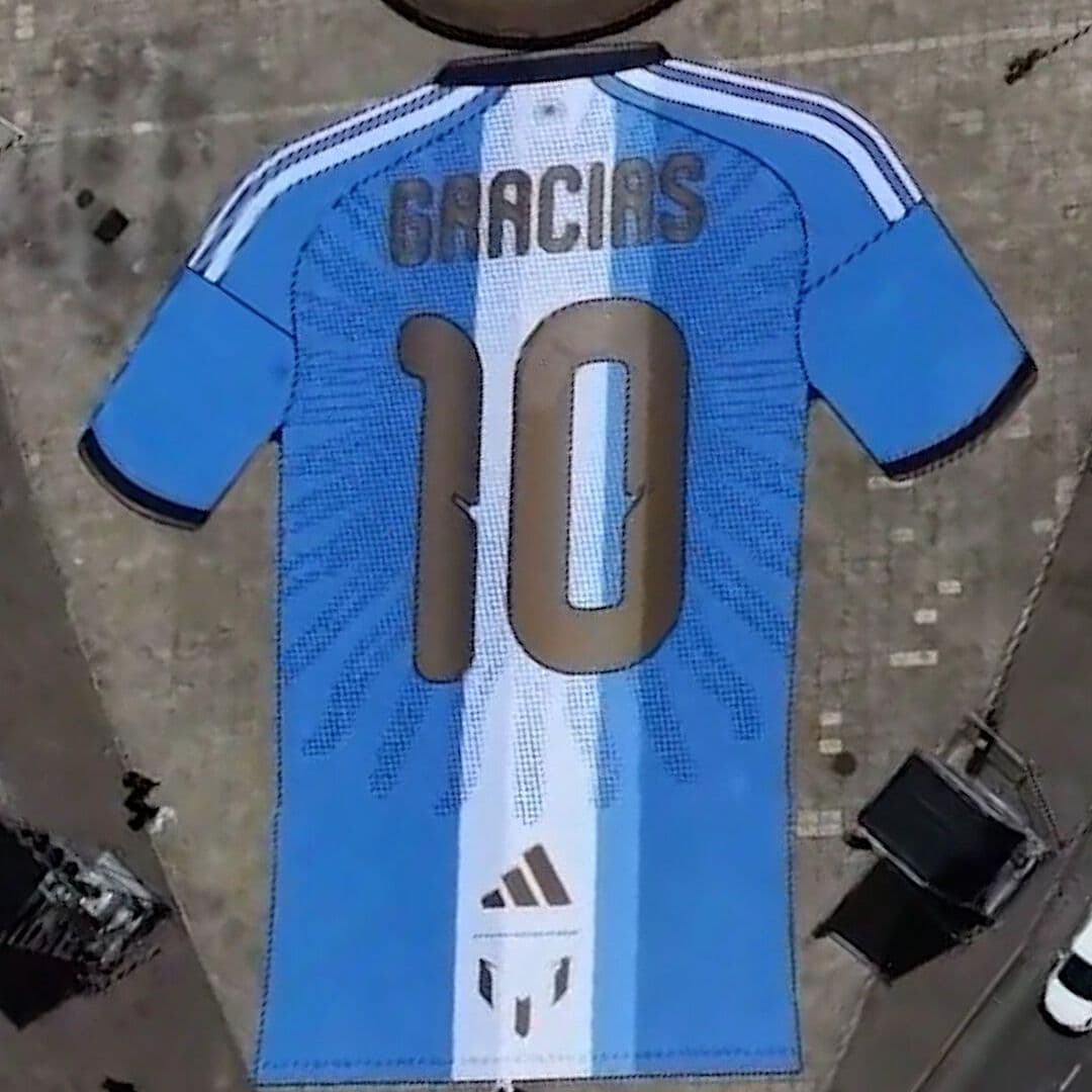Con esta Camiseta Gigante Rinden Homenaje a Leo Messi