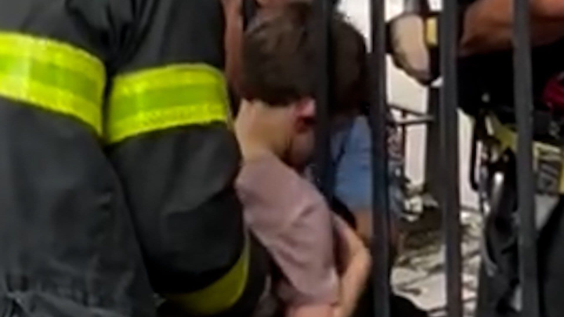 Rescatan a Niño con Cabeza Atorada en una Reja