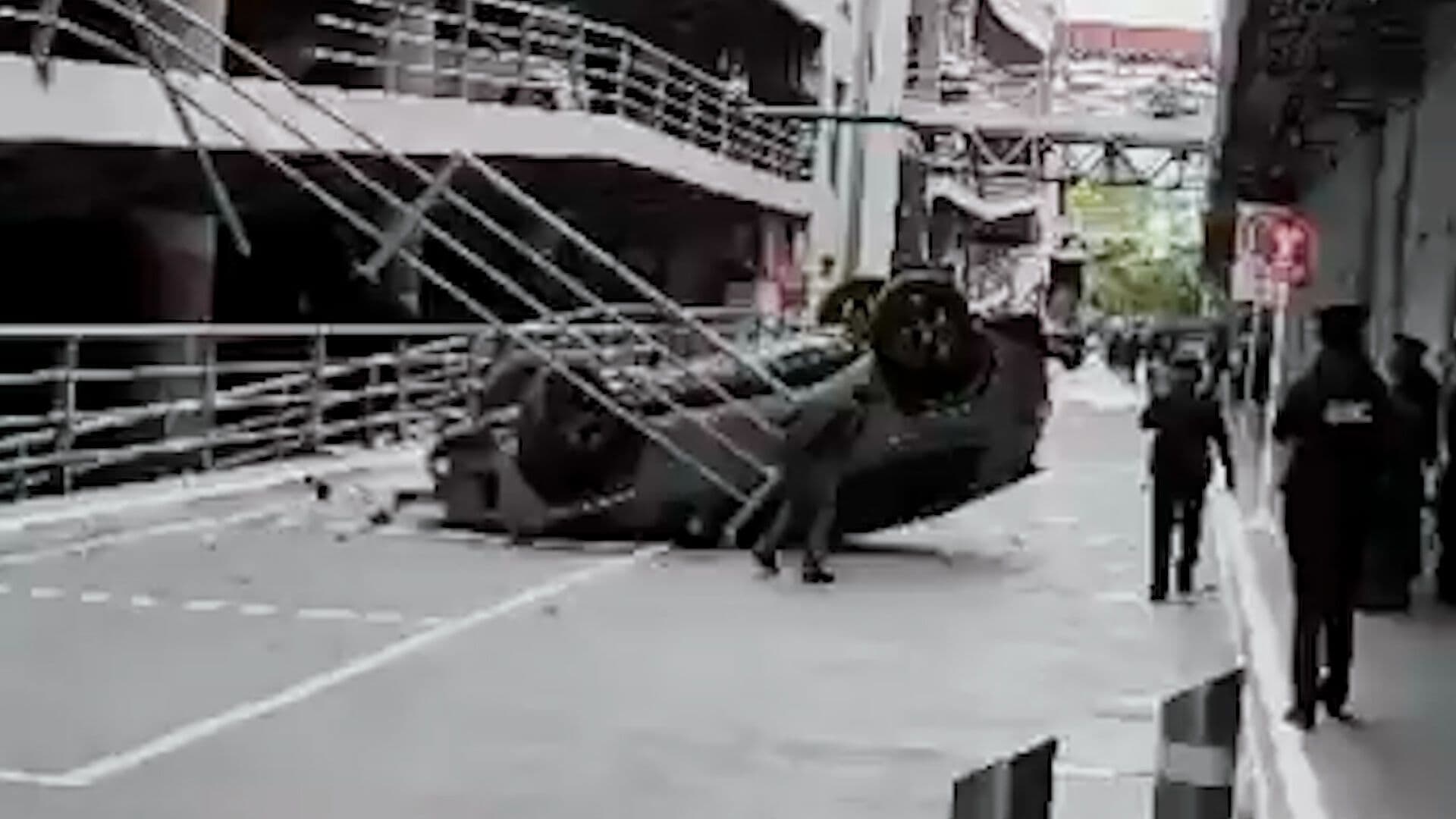 Auto Cayó de Segundo Nivel en Galerías Coapa