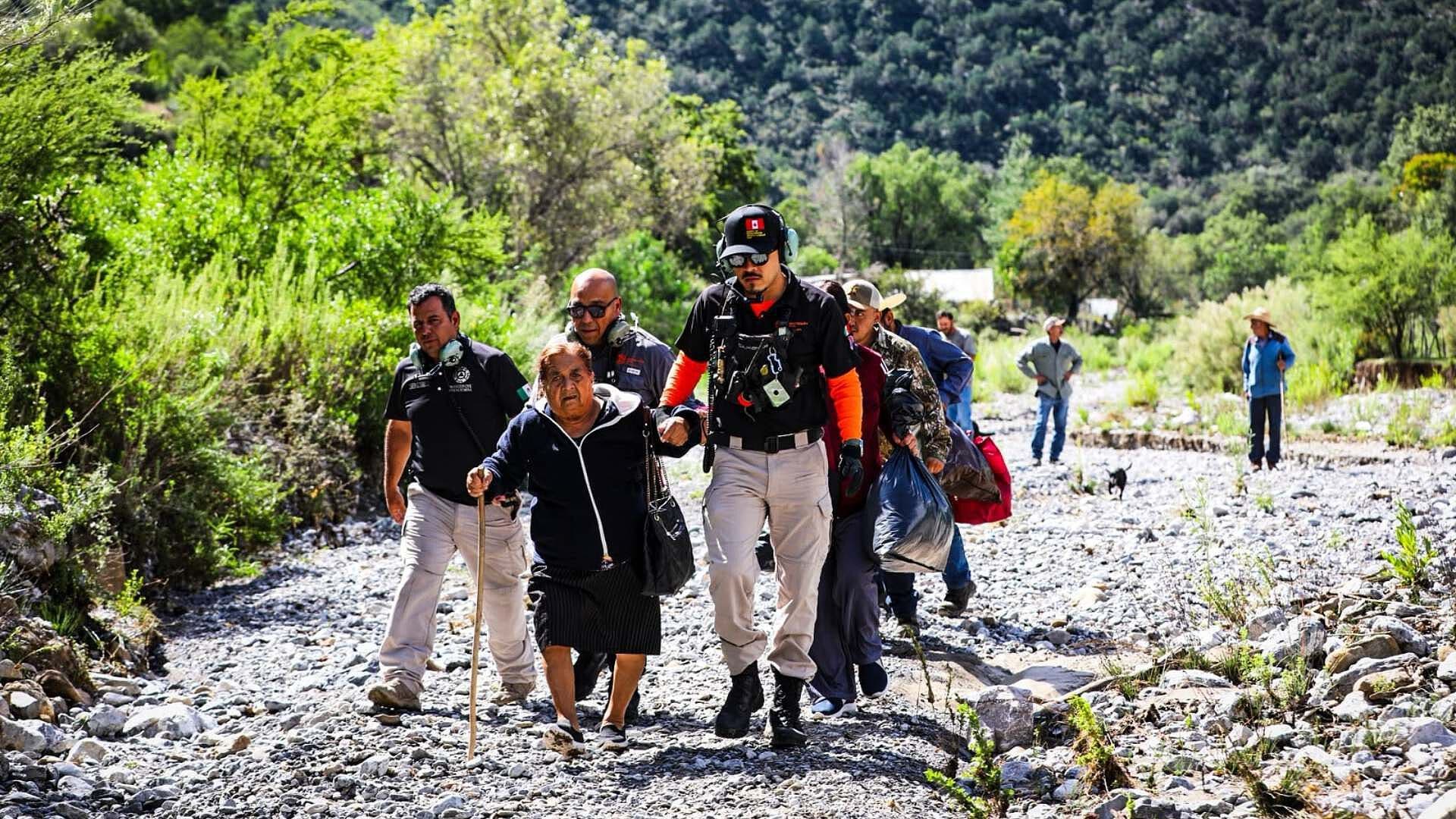 Rescatan a 8 Habitantes de Dos Comunidades Incomunicadas en Santa Catarina, NL