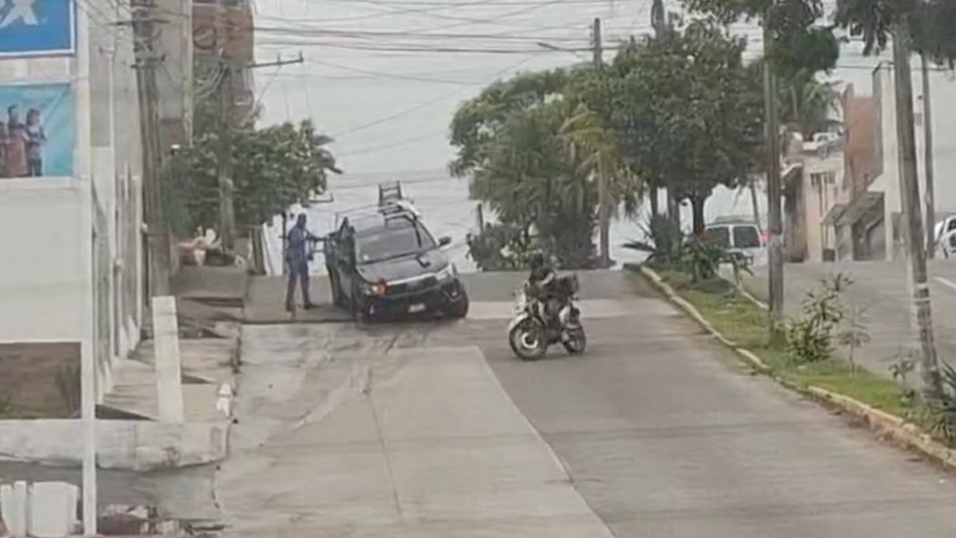 Camioneta Queda Atrapada en Zanja en Boca del Río