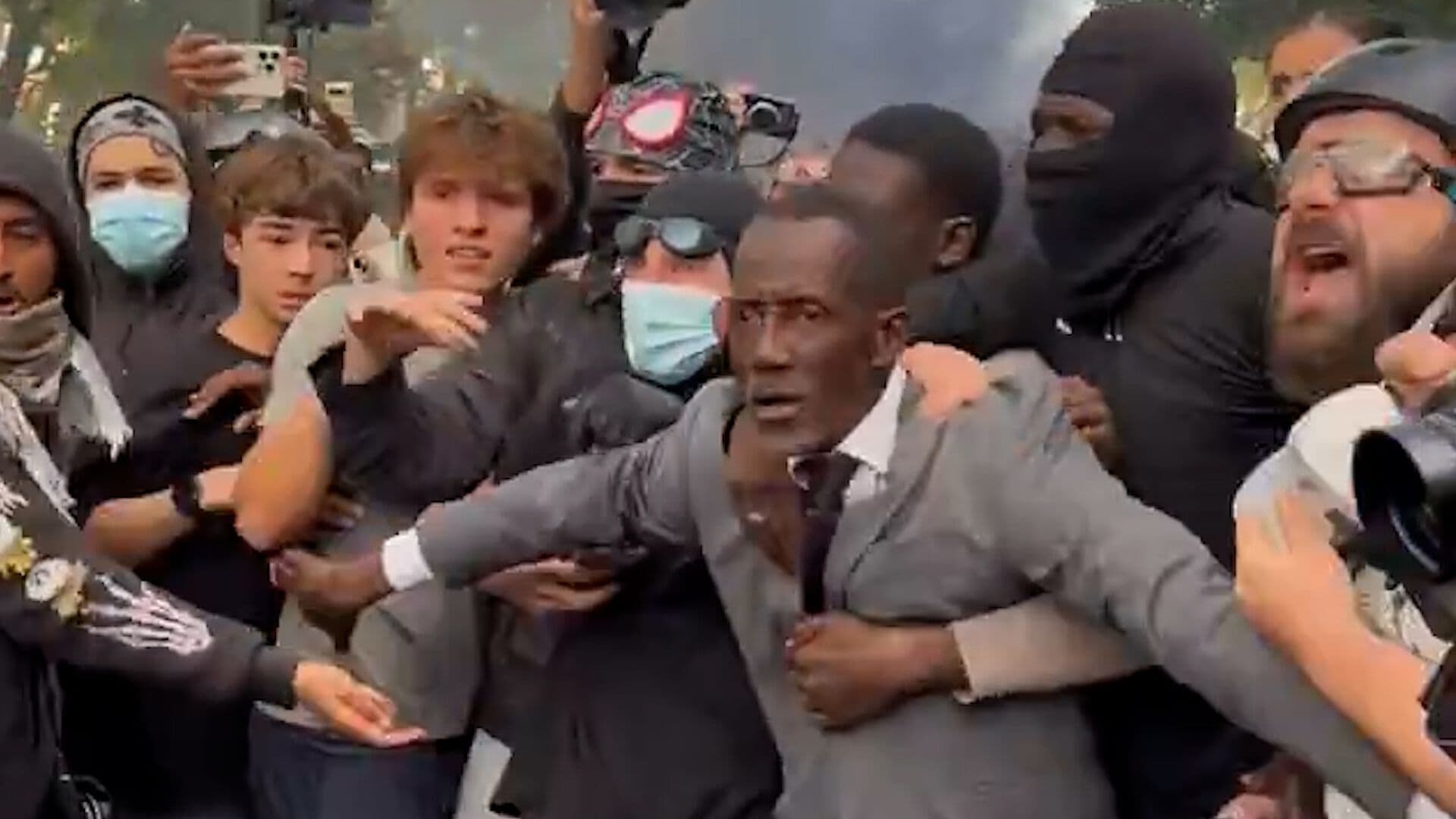 Alcalde se interpone entre Policías y Estudiantes en París