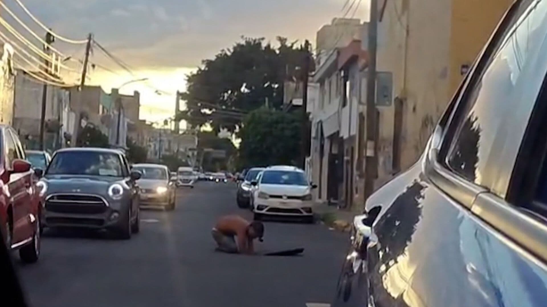 Personas Entran y Salen de Alcantarillas en Guadalajara