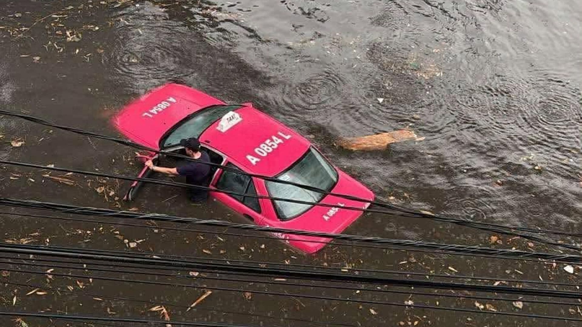 Lluvias Inundan Avenida Tláhuac y Dejan Vehículos Bajo el Agua