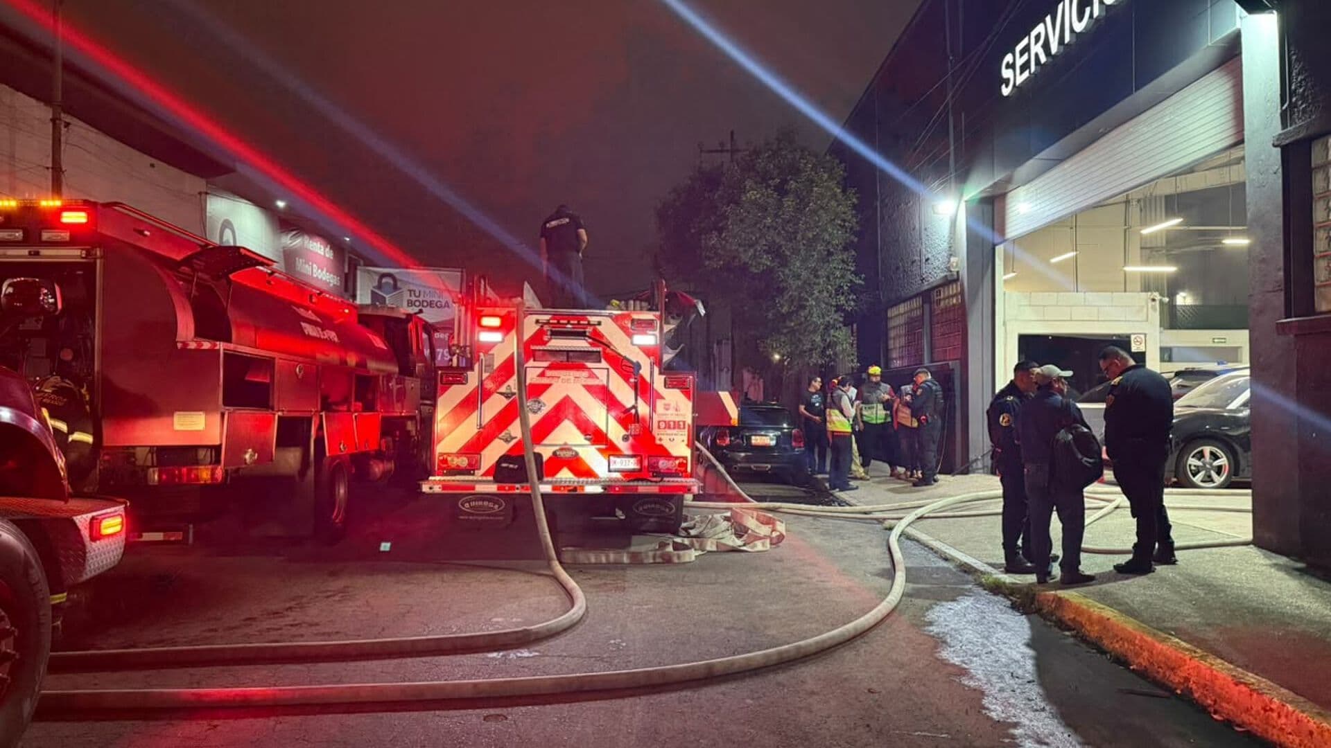 Se Incendia Auto Híbrido dentro de Agencia Automotriz de CDMX