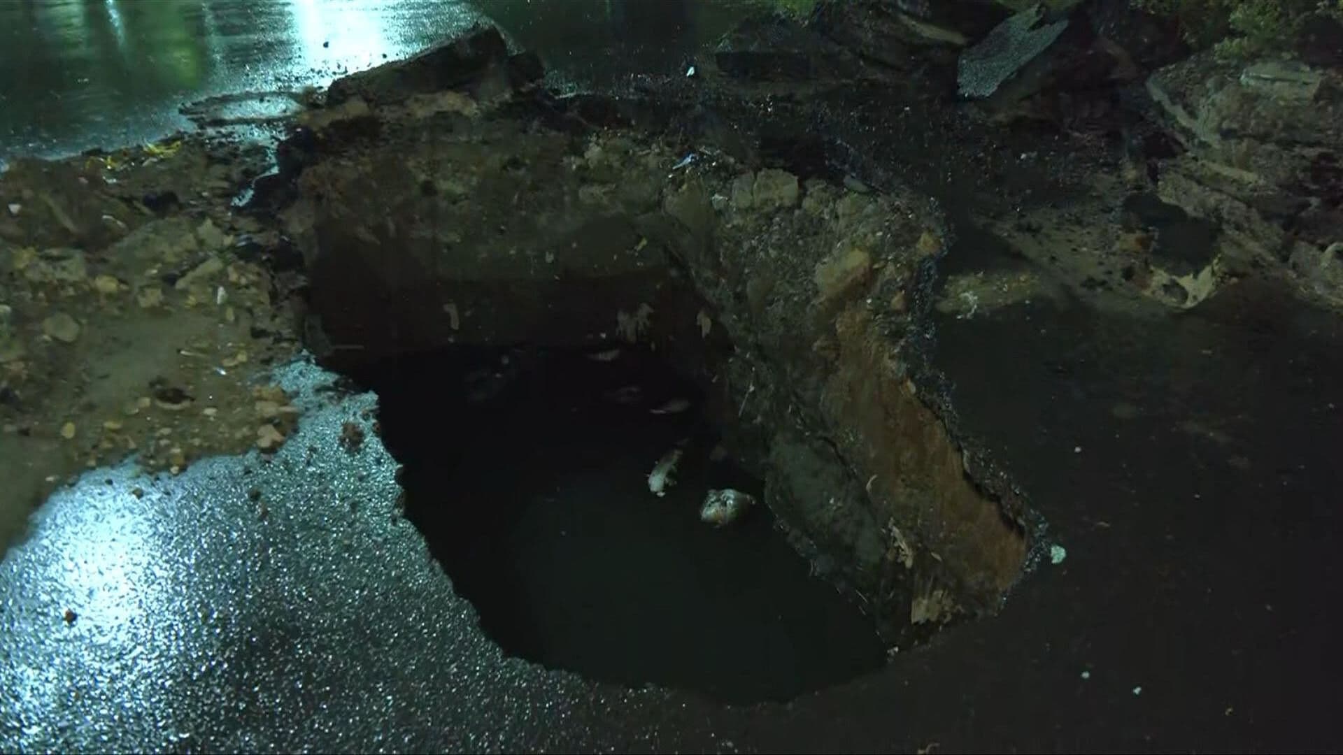 Se Forma Enorme Socavón por Fuga de Aguas Negras en El Chamizal, Ecatepec