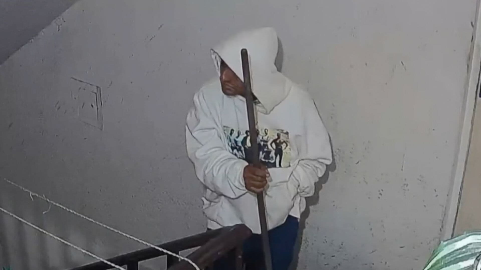 Graban a Sujeto Forzando la Entrada de Departamentos en un Edificio de Puebla