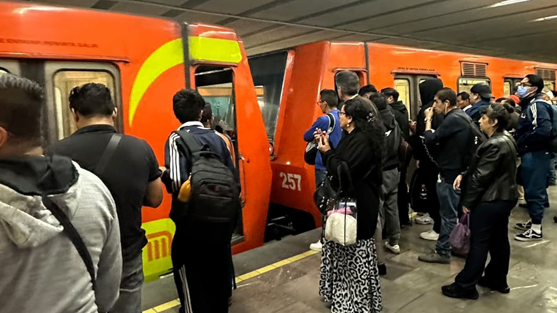Desalojan a Usuarios de Tren en Metro Tacubaya de la CDMX
