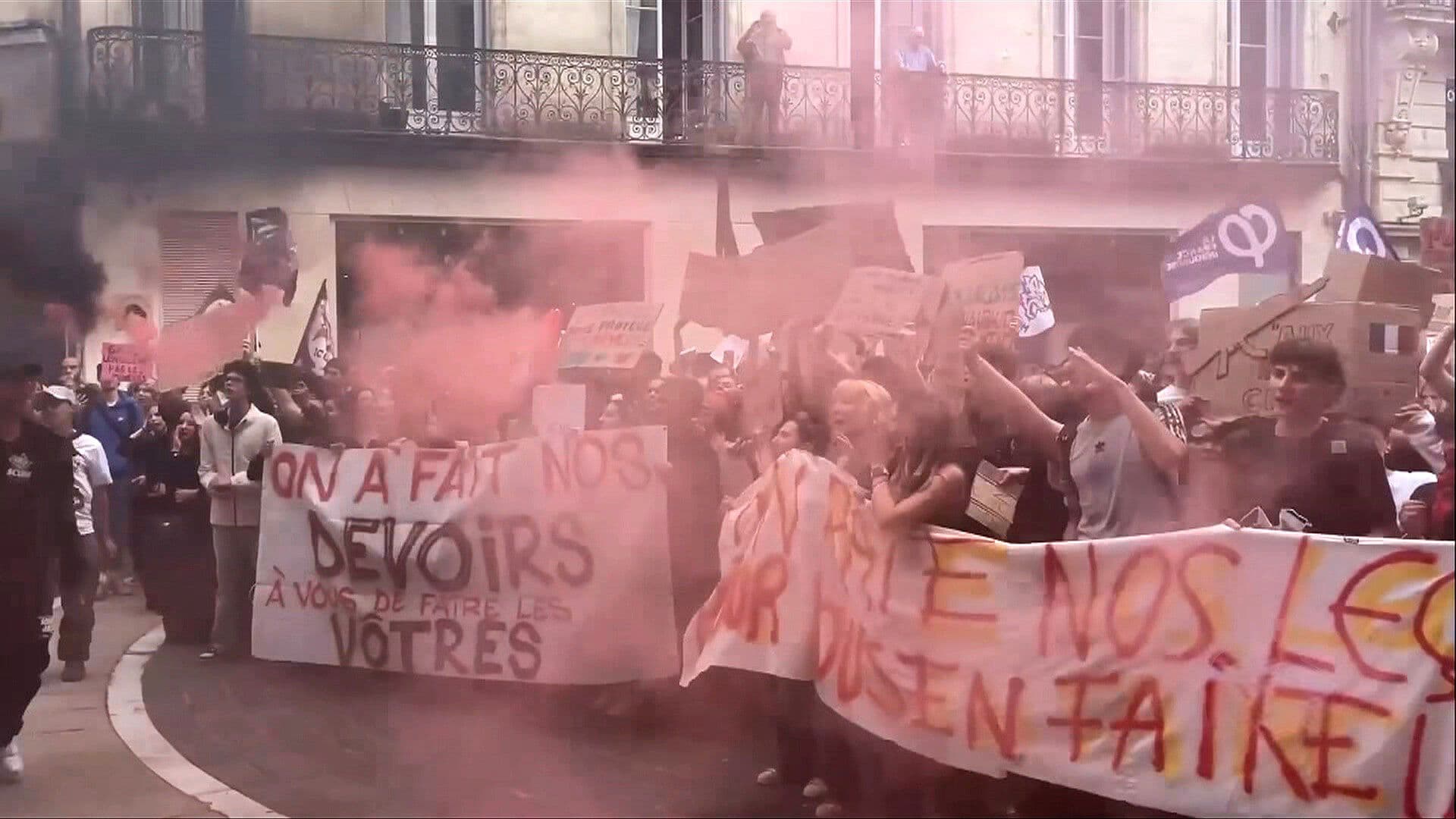 Se Fortalecen Protestas en Francia: Salen a las Calles Más de 250 Mil Personas
