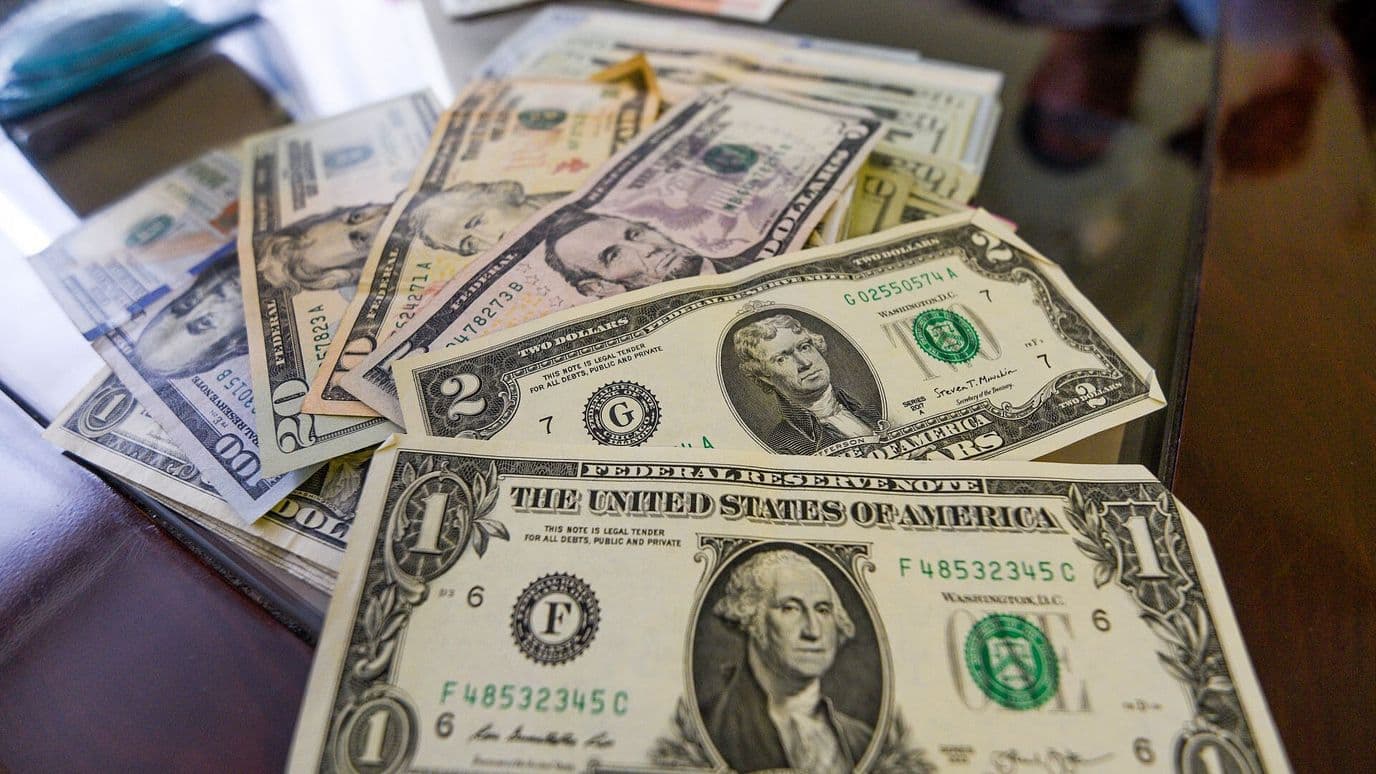 Dólar Regresa a los 18 Pesos por Tasas de Interés y Precio del Petróleo