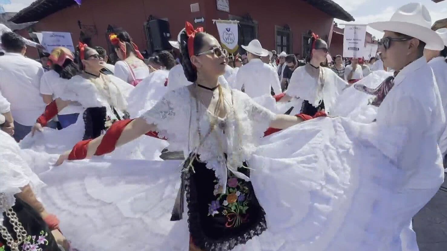 Más de Mil 700 Bailarines Llenan de Son Jarocho las Calles de Coatepec, Veracruz